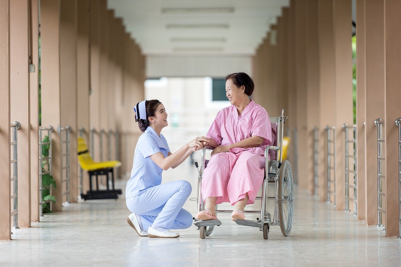Социальное страхование инвалидов. Реабилитация в Японии. Японские инвалиды. Медицина для инвалидов. Медсестра в больнице.