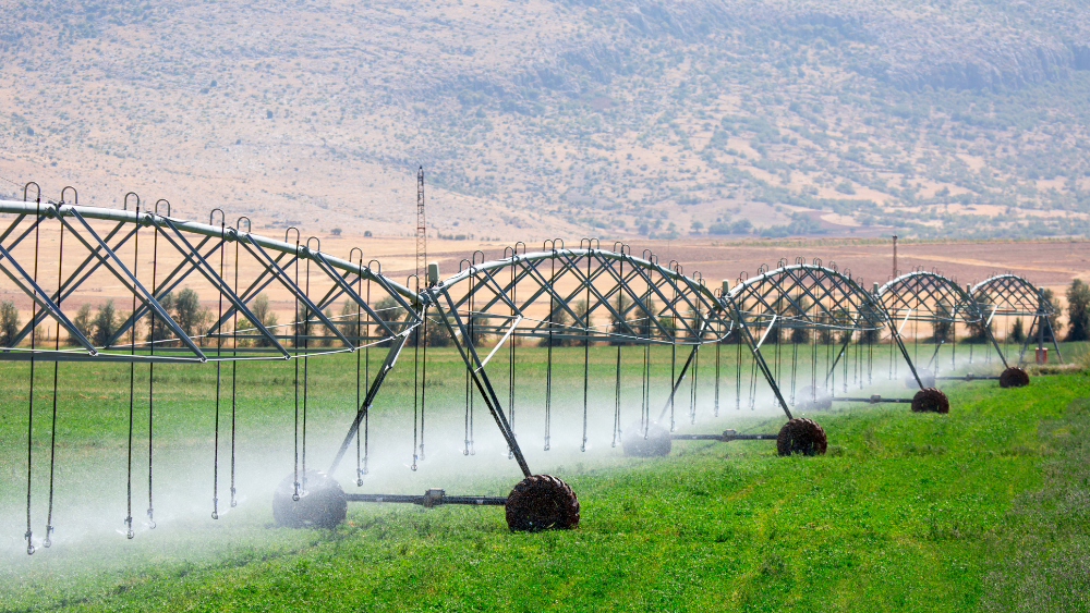 Irrigation system in a farming field with cellular IoT