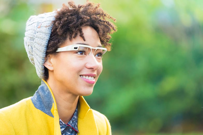 Women with smart glasses 1000x667